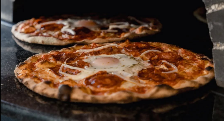 Pizza margherita a sair do forno